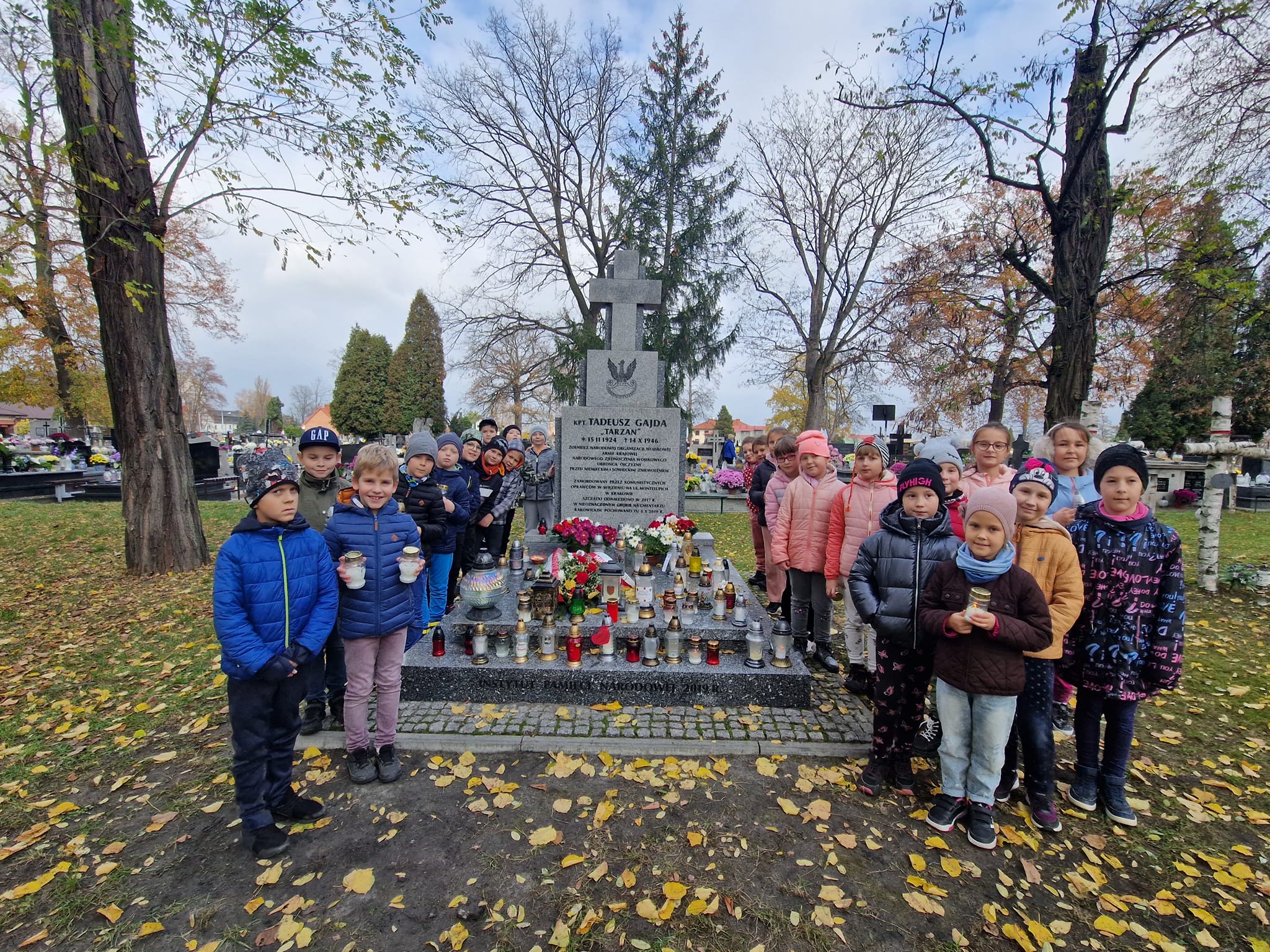 Szkoła pamięta - wizyta na cmentarzu w Rozwadowie
